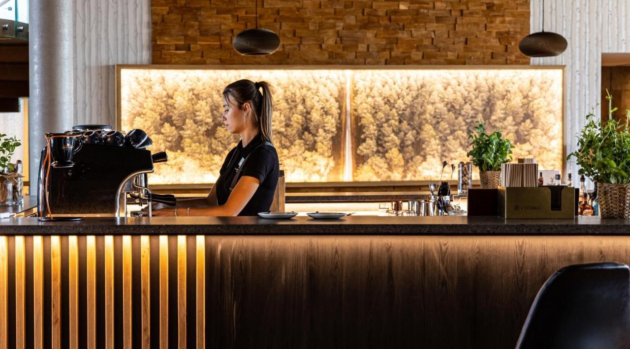 Hotel Marina Club Ольштын Экстерьер фото A barista at work