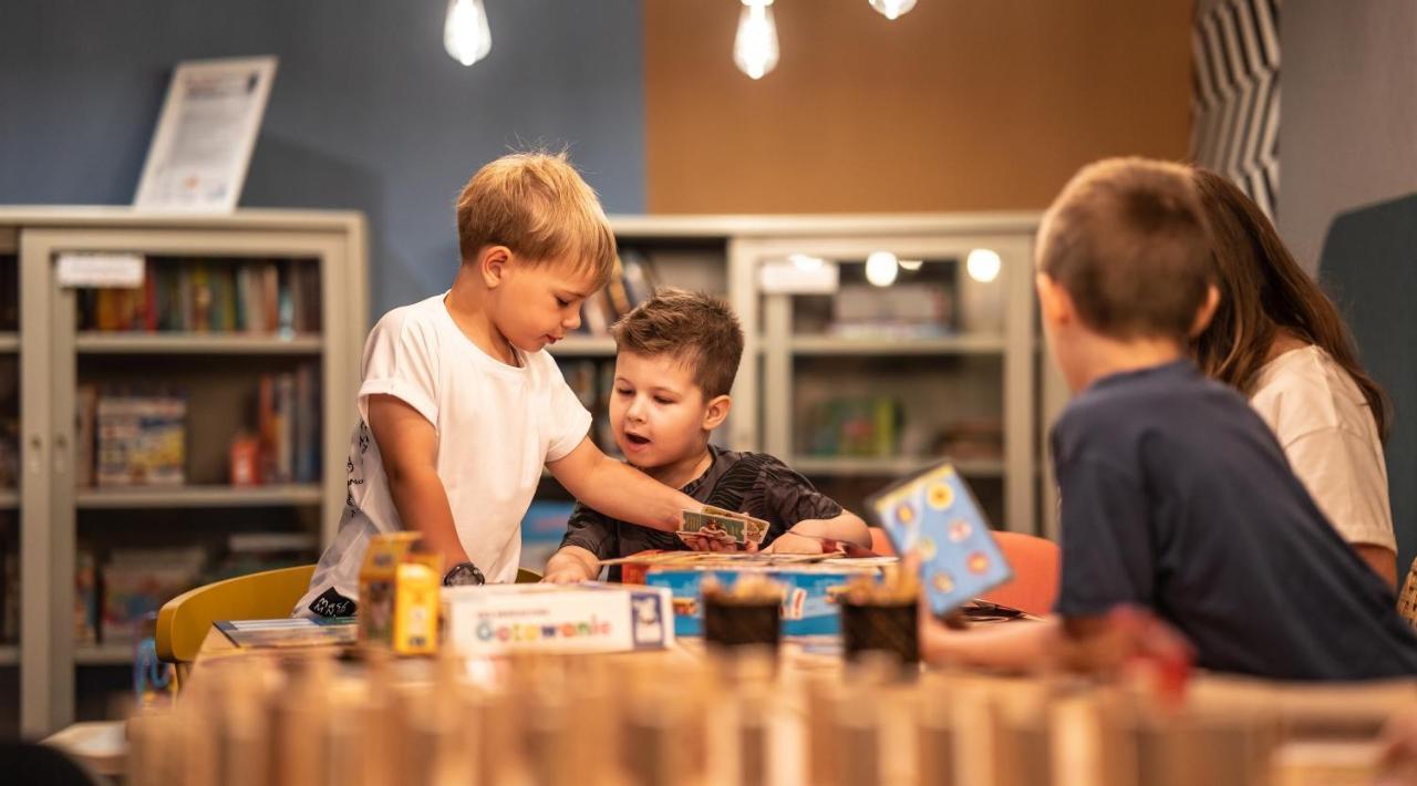 Hotel Marina Club Ольштын Экстерьер фото Children playing with toys