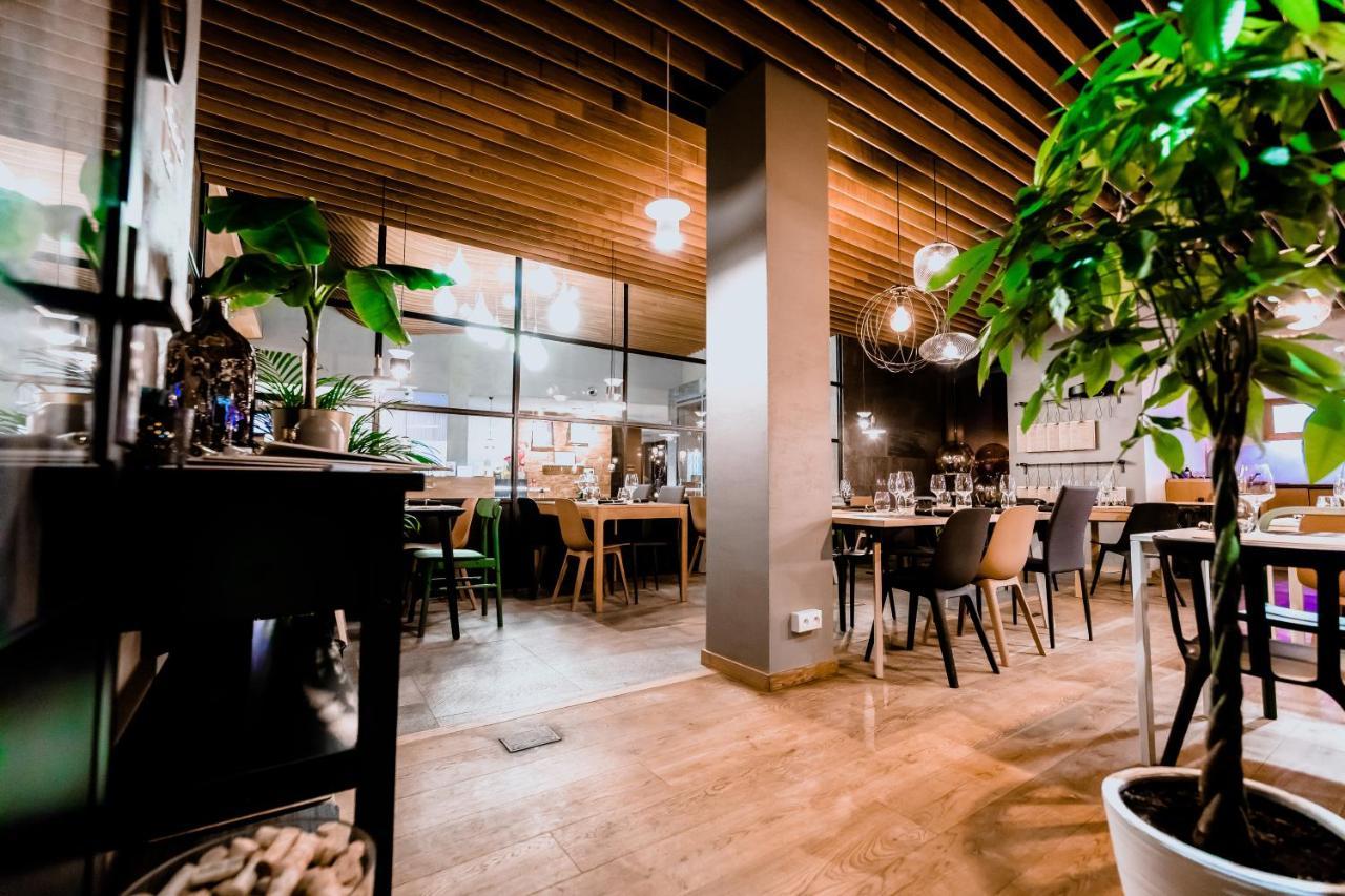 Hotel Marina Club Ольштын Экстерьер фото Restaurant in the terminal
