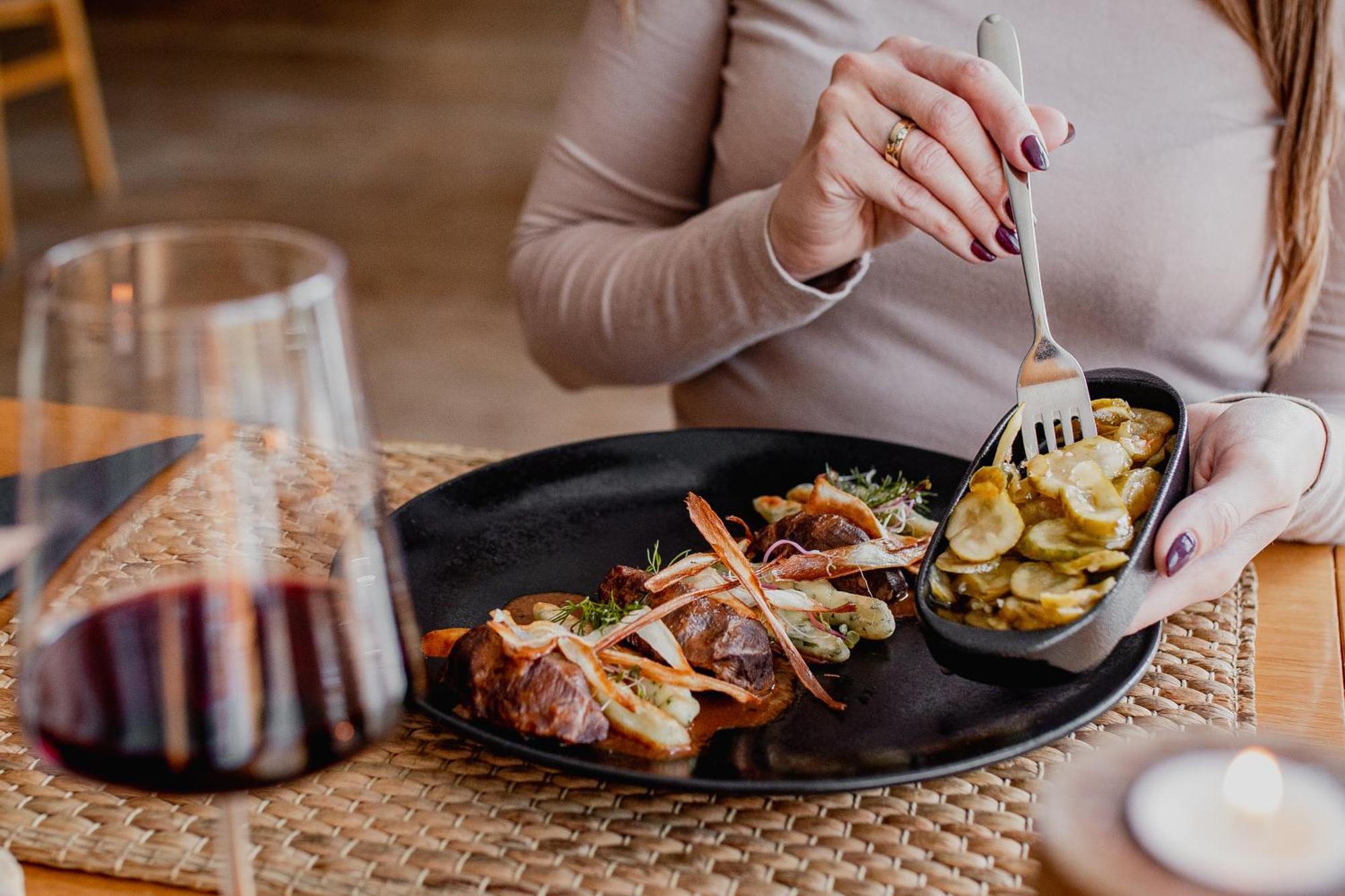 Hotel Marina Club Ольштын Экстерьер фото A woman eating a meal