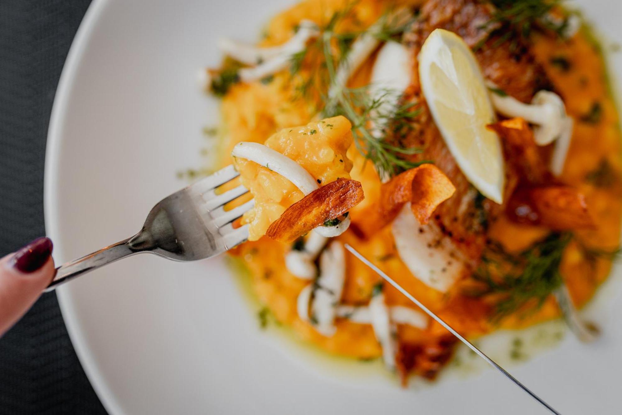Hotel Marina Club Ольштын Экстерьер фото A fork cutting into a plate of food