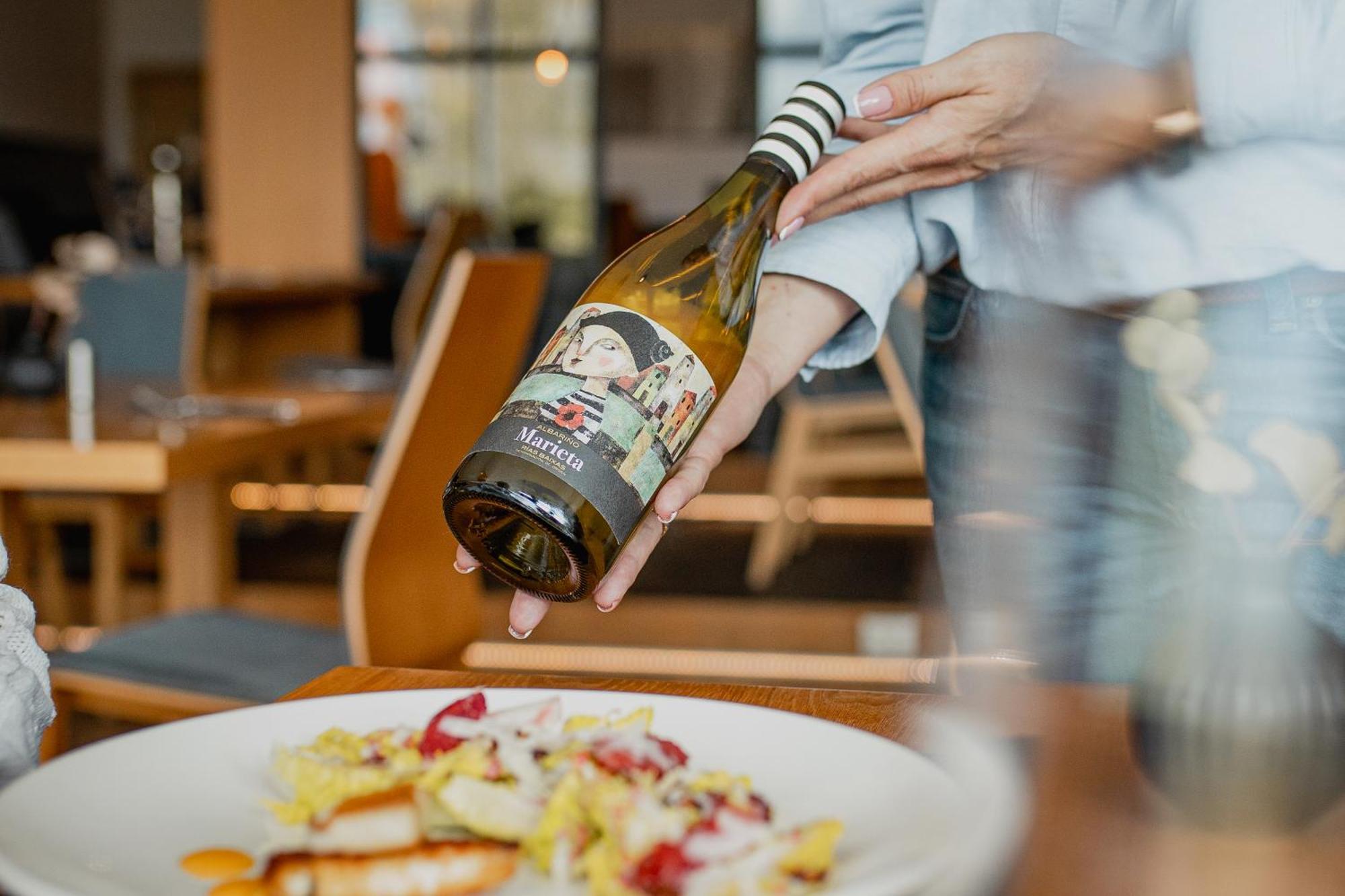 Hotel Marina Club Ольштын Экстерьер фото A bottle of wine