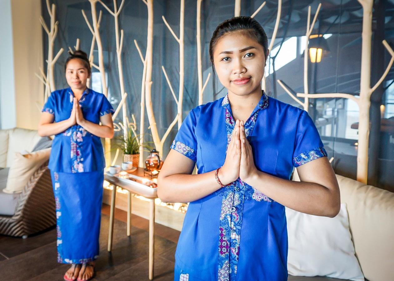 Hotel Marina Club Ольштын Экстерьер фото Thai women greeting with the wai